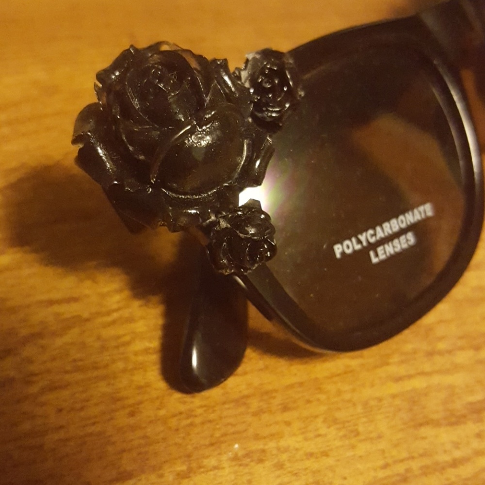 Black rose sunnies - Picture 3 of 3